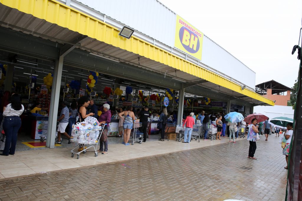 Waldir Rocha Pena inaugura novo Supermercados BH em Sabará